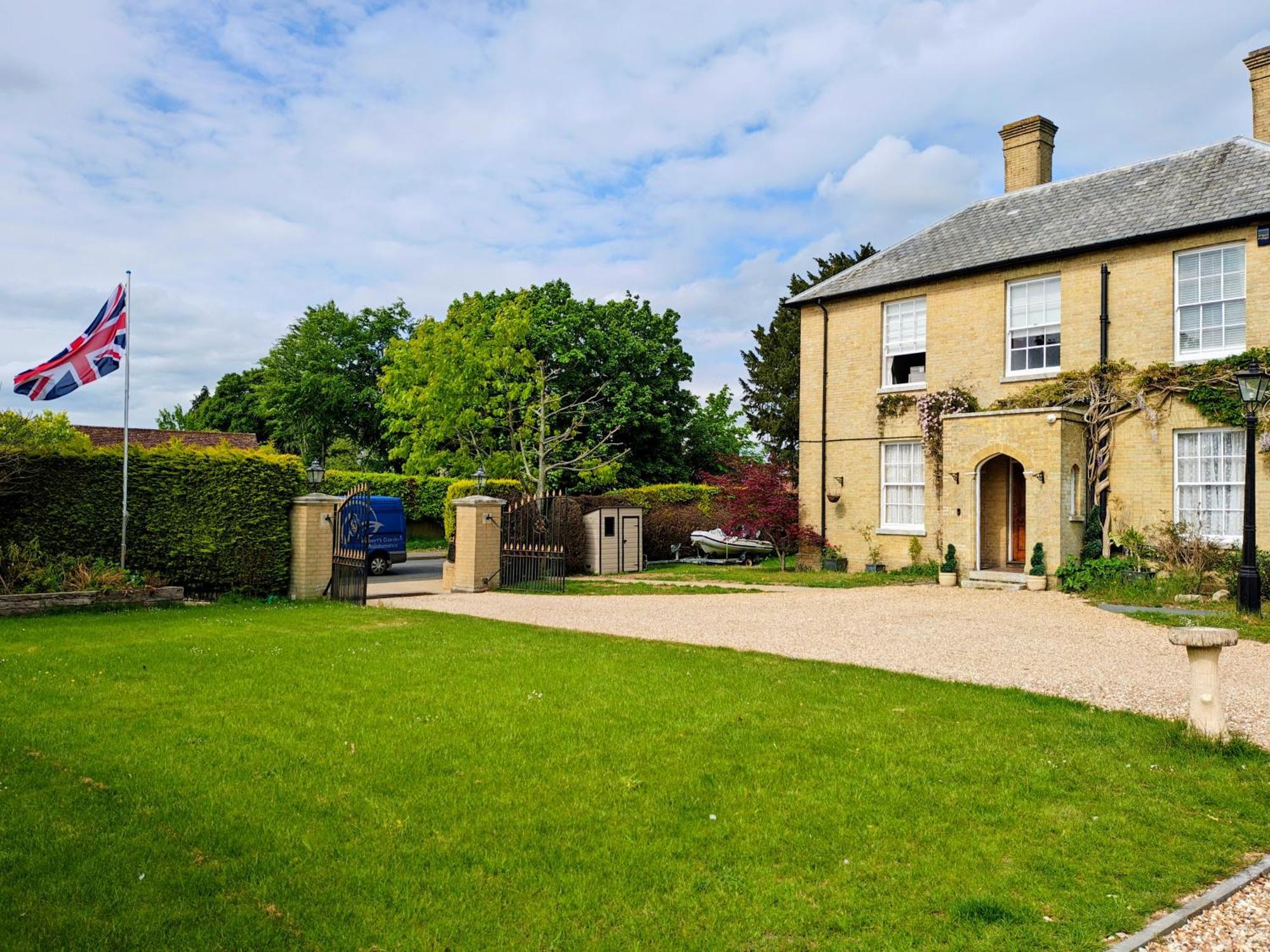 Langley House Bed & Breakfast *